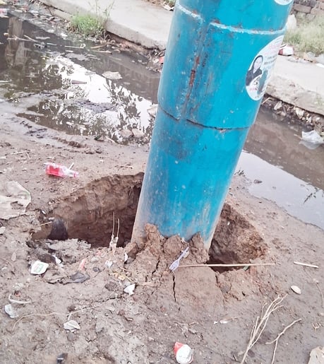 फोटो 33: सोनीपत के खरखौदा में दिल्ली चौक पर सब्जी मंडी के पास लगा विज्ञापन बोर्ड का खंभा जो धंस फोटो 33: सोनीपत के खरखौदा में दिल्ली चौक पर सब्जी मंडी के पास लगा विज्ञापन बोर्ड का खंभा जो धंस