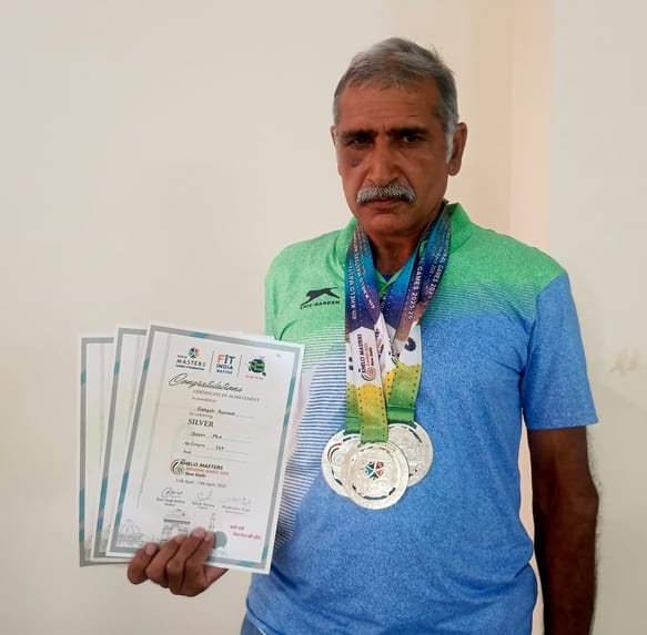 फोटो 36 : चौथे खेलो मास्टर्स नेशनल गेम्स में रजत पदक विजेता जेल वार्डन नरेश दहिया। संवाद फोटो 36 : चौथे खेलो मास्टर्स नेशनल गेम्स में रजत पदक विजेता जेल वार्डन नरेश दहिया। संवाद