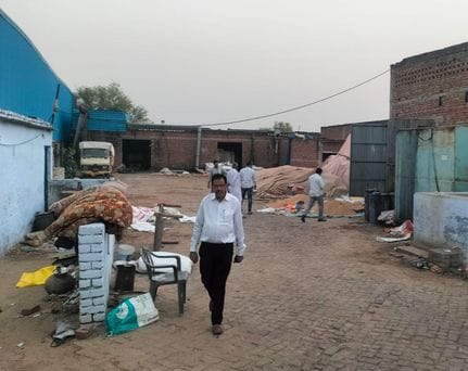 फोटो संख्या:-83 सेहलंग से बाघोत रोड पर बना गोदाम के बाहर खड़ मुख्यमंत्री उड़दस्ता के टीम के सदस फोटो संख्या:-83 सेहलंग से बाघोत रोड पर बना गोदाम के बाहर खड़ मुख्यमंत्री उड़दस्ता के टीम के सदस