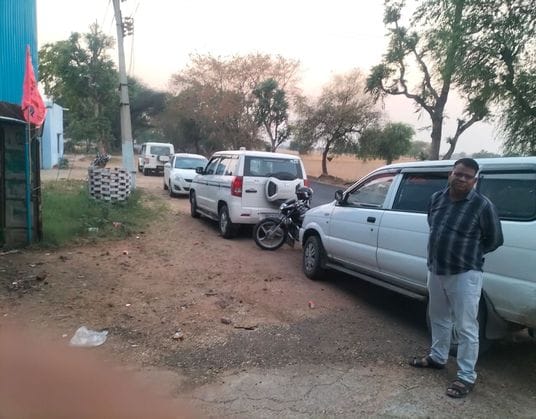 फोटो संख्या:-83 सेहलंग से बाघोत रोड पर बना गोदाम के बाहर खड़ मुख्यमंत्री उड़दस्ता के टीम के सदस फोटो संख्या:-83 सेहलंग से बाघोत रोड पर बना गोदाम के बाहर खड़ मुख्यमंत्री उड़दस्ता के टीम के सदस