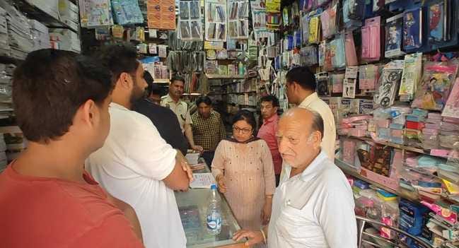 फतेहाबाद के लघु सचिवालय में ठगी के मामले को लेकर एसपी को शिकायत देने पहुंचे गांव सहनाल के ग्रा