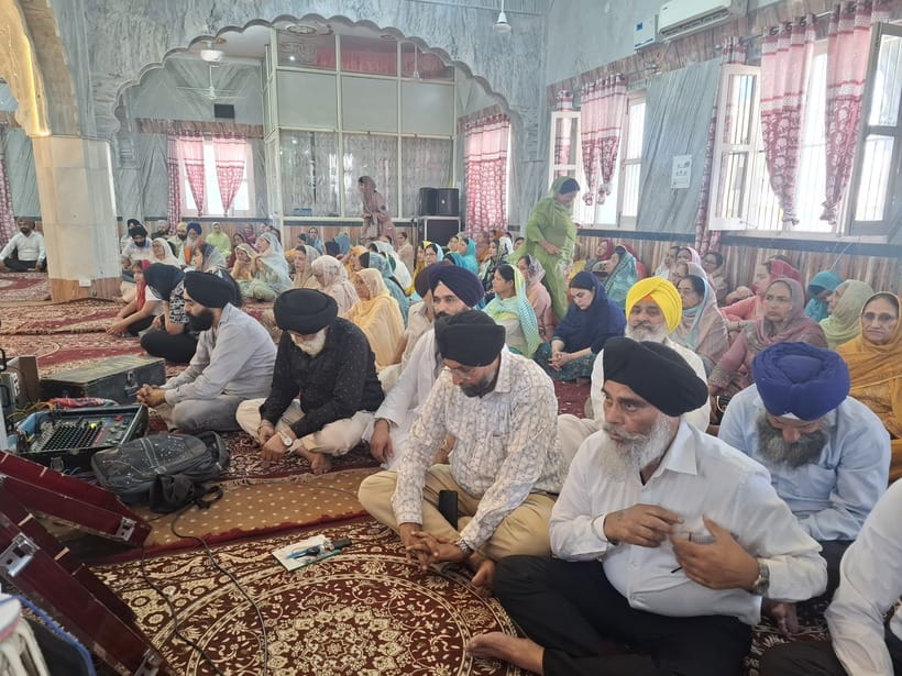 गुरु़द्वारा श्री गुऱनानक देव जी दरबार में संगत में बैठे श्रद्धालु। अमर उजाला गुरु़द्वारा श्री गुऱनानक देव जी दरबार में संगत में बैठे श्रद्धालु। अमर उजाला