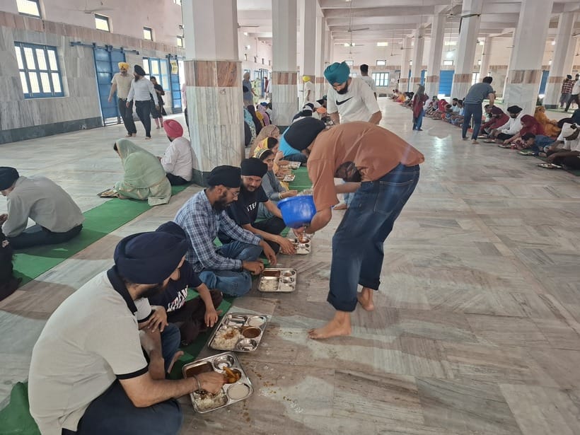 गुरु़द्वारा श्री गुऱनानक देव जी दरबार में संगत में बैठे श्रद्धालु। अमर उजाला गुरु़द्वारा श्री गुऱनानक देव जी दरबार में संगत में बैठे श्रद्धालु। अमर उजाला