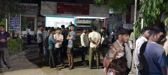हादसे के बाद रफीगंज सीएचसी पहुंचे परिजन