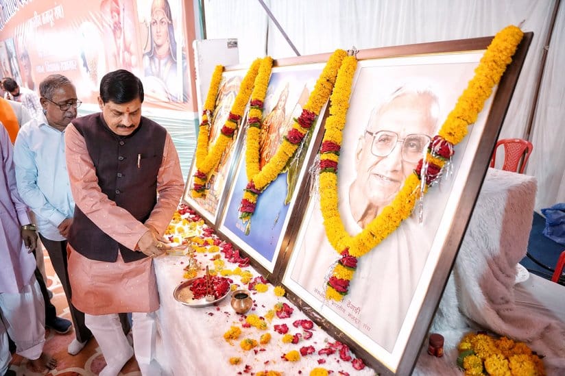 मजदूर महासंघ के अधिवेशन में हजारों की संख्या में लोग हुए शामिल