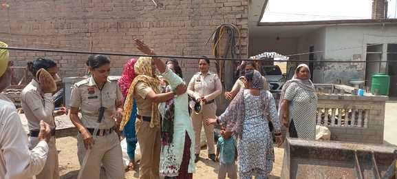 रतिया जेसीबी की सहायता से कब्जा हटाते हुए टीम: संवाद रतिया जेसीबी की सहायता से कब्जा हटाते हुए टीम: संवाद