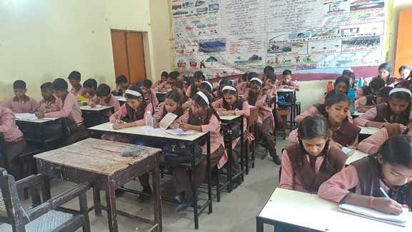 शहर के कंपोजिट विद्यालय कांयाीराम आवास में ब्लैक बोर्ड पर डॉ. भीमराव आंबेडकर का चित्र बनाती शि