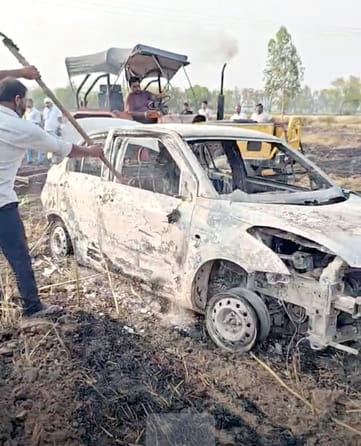 15जेएनडी17-मलार गांव के खेतों में खड़ी दमकल विभाग की गाड़ी। संवाद