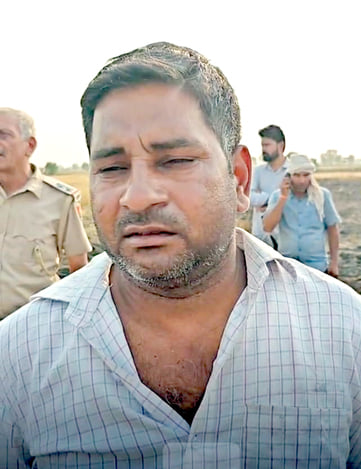 15जेएनडी17-मलार गांव के खेतों में खड़ी दमकल विभाग की गाड़ी। संवाद