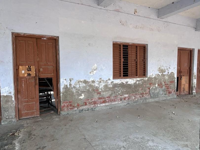 15सीटीके19 गांव पाकस्मा के लड़कों वाले स्कूल में मुख्य द्वार के पास बंद वाटर कूलर कक्ष व पानी। 15सीटीके19 गांव पाकस्मा के लड़कों वाले स्कूल में मुख्य द्वार के पास बंद वाटर कूलर कक्ष व पानी।