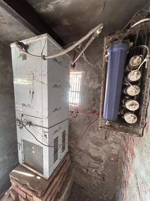 15सीटीके19 गांव पाकस्मा के लड़कों वाले स्कूल में मुख्य द्वार के पास बंद वाटर कूलर कक्ष व पानी। 15सीटीके19 गांव पाकस्मा के लड़कों वाले स्कूल में मुख्य द्वार के पास बंद वाटर कूलर कक्ष व पानी।