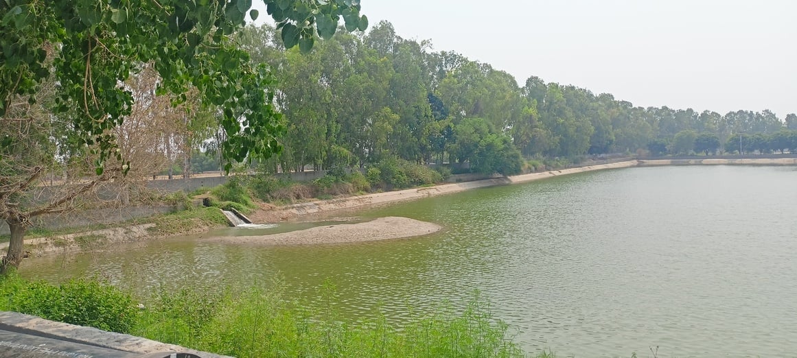 16जेएनडी11-नहर से पंप के जरिए वाटर वकर्स में भरा जा रहा पानी। संवाद 16जेएनडी11-नहर से पंप के जरिए वाटर वकर्स में भरा जा रहा पानी। संवाद