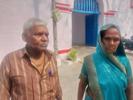 बरखेड़ा कस्बे में कुंडल लूट की घटना के बाद सीसीटीवी चेक करते पुलिसकर्मी। संवाद