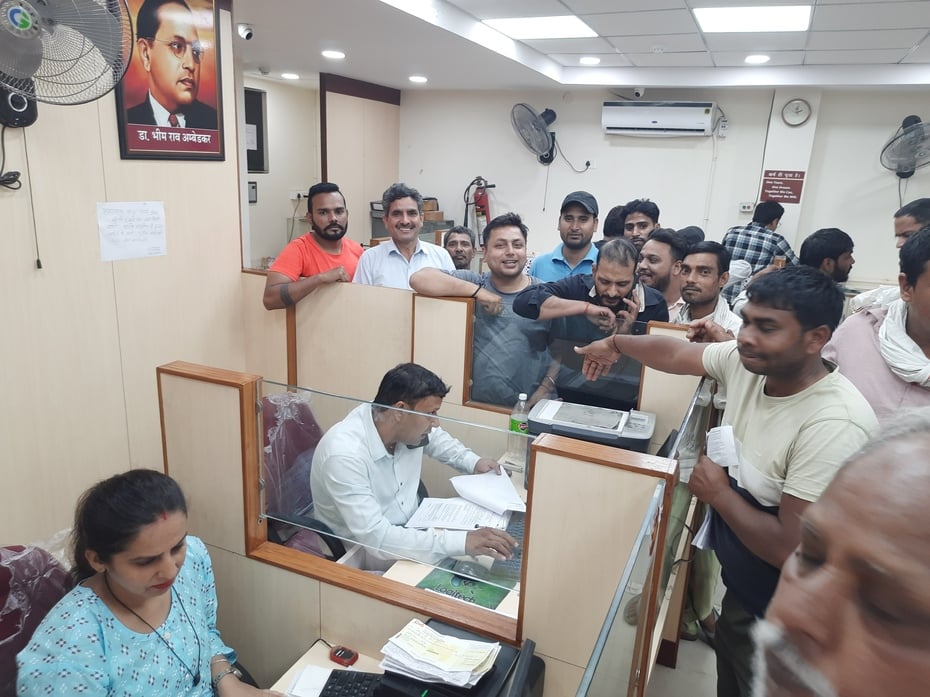 फोटो 02. सोनीपत के मॉडल टाउन स्थित पंजाब नेशनल बैंक में अमरनाथ यात्रा के लिए ऑनलाइन पंजीकरण करन फोटो 02. सोनीपत के मॉडल टाउन स्थित पंजाब नेशनल बैंक में अमरनाथ यात्रा के लिए ऑनलाइन पंजीकरण करन