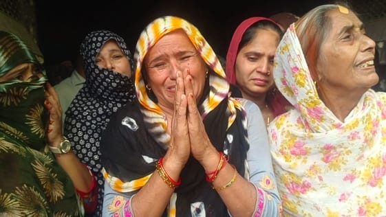 फोटो :13: सोनीपत के पटेल नगर में छत के पास से गुजर रहे हाईटेंशन लाइन के तार। संवाद फोटो :13: सोनीपत के पटेल नगर में छत के पास से गुजर रहे हाईटेंशन लाइन के तार। संवाद