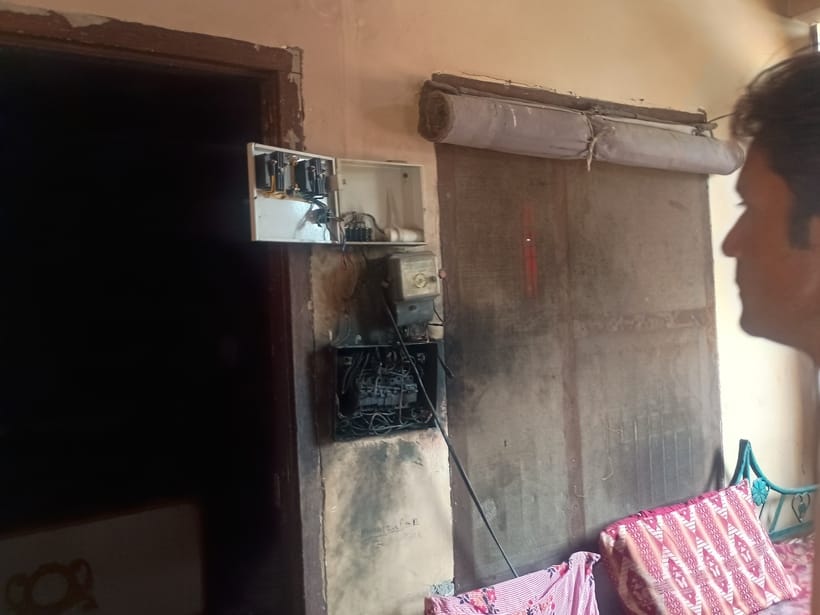 फोटो :13: सोनीपत के पटेल नगर में छत के पास से गुजर रहे हाईटेंशन लाइन के तार। संवाद फोटो :13: सोनीपत के पटेल नगर में छत के पास से गुजर रहे हाईटेंशन लाइन के तार। संवाद