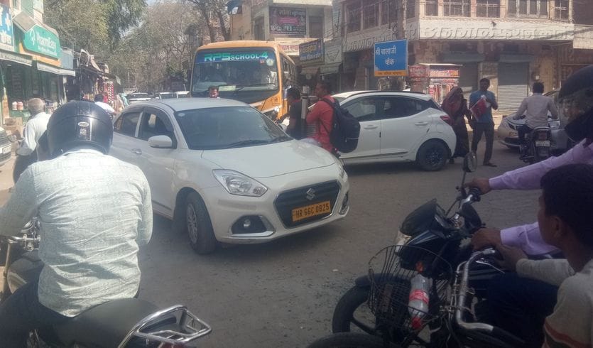 फोटो संख्या:-74 परशुराम चौक पर लगा जाम---संवाद