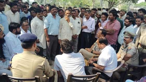 हरेवली बिजली फीडर पर घटना के बाद आक्रोशित ग्रामीणों को समझातीं एसडीएम रितू रानी। स्त्रोत ग्राम