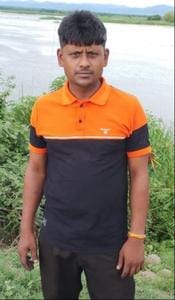 हरेवली बिजली फीडर पर घटना के बाद आक्रोशित ग्रामीणों को समझातीं एसडीएम रितू रानी। स्त्रोत ग्राम