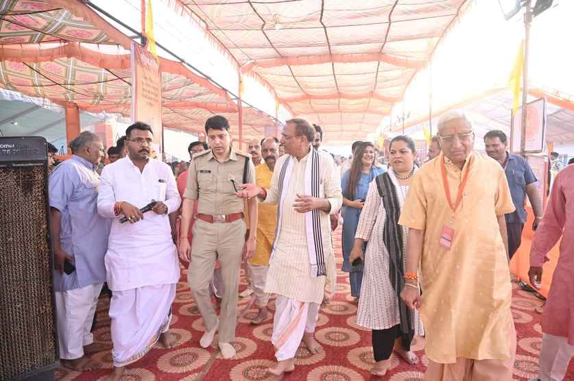 मुख्यमंत्री के आगमन की तैयारी को लेकर जनप्रतिनिधियों और अधिकारियों ने किया निरीक्षण