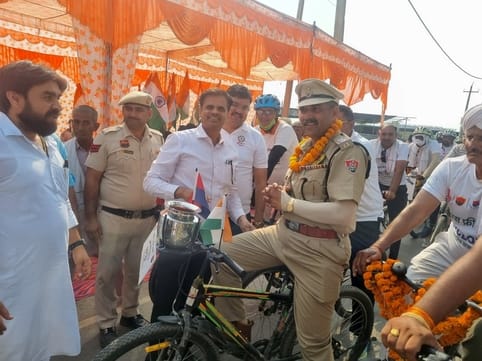 सोनीपत के गांव सिसाना में पहुंची साइक्लोथॉन के स्वागत के दौरान लोटे में नमक डालकर नशा मुक्त हरि