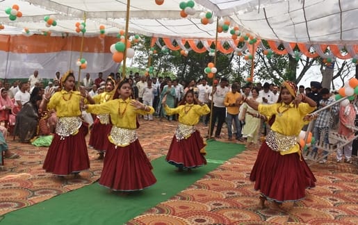 सोनीपत के गांव सिसाना में पहुंची साइक्लोथॉन के स्वागत के दौरान लोटे में नमक डालकर नशा मुक्त हरि