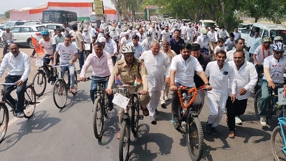 सोनीपत के गांव सिसाना में पहुंची साइक्लोथॉन के स्वागत के दौरान लोटे में नमक डालकर नशा मुक्त हरि