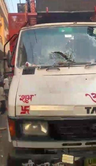 शहबाजपुर में शोभायात्रा के दौरान तोड़फोड़ करते युवा।स्रोत-वीडियोग्रैब शहबाजपुर में शोभायात्रा के दौरान तोड़फोड़ करते युवा।स्रोत-वीडियोग्रैब