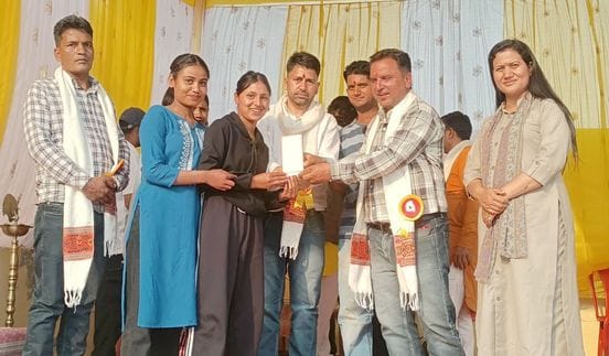 तुनन में आयोजित हिमाचल दिवस पर महिलाओं को सम्मानित करते मुख्यातिथि। स्रोत : जागरूक पाठक