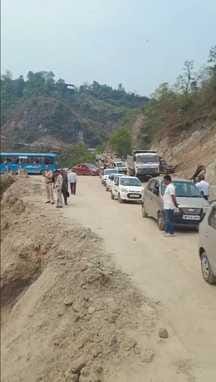 धर्मपुर के पाड़च्छू में एनएच कंपनी के खिलाफ प्रदर्शन करते हिमाचल किसान सभा के पदाधिकारी व सदस