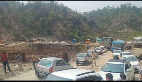 धर्मपुर के पाड़च्छू में एनएच कंपनी के खिलाफ प्रदर्शन करते हिमाचल किसान सभा के पदाधिकारी व सदस