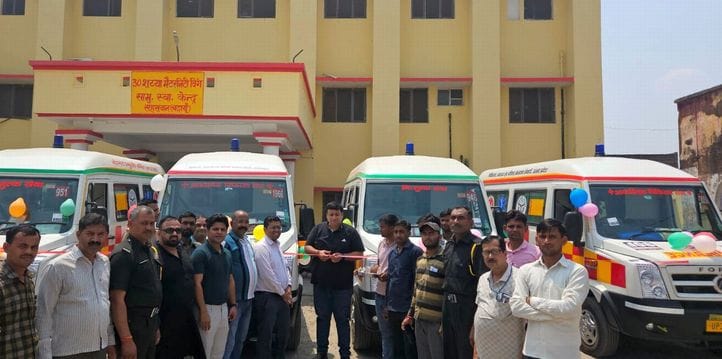 उझानी अस्पताल में नई एंबुलेंस को झंडी दिखाते केंद्रीय राज्यमंत्री बीएल वर्मा। स्रोत- अस्पताल उझानी अस्पताल में नई एंबुलेंस को झंडी दिखाते केंद्रीय राज्यमंत्री बीएल वर्मा। स्रोत- अस्पताल