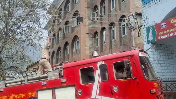 उपायुक्त कार्यालय गेट के पास तारों को हटाता दमकल कर्मी व दूसरी तरफ खड़ी गाड़ियां। संवाद उपायुक्त कार्यालय गेट के पास तारों को हटाता दमकल कर्मी व दूसरी तरफ खड़ी गाड़ियां। संवाद