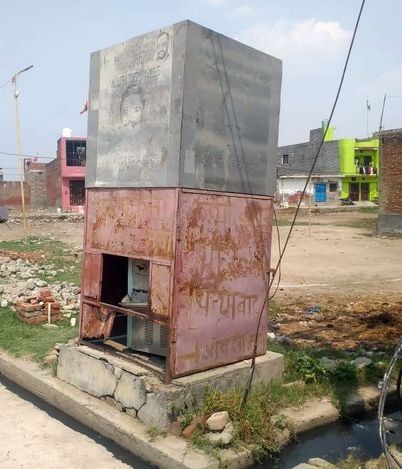 वजीरगंज के वार्ड नंबर 05 में खराब पड़ा वाटर कूलर। संवाद