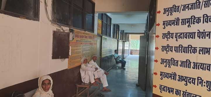 विकास भवन में स्थित बैंक के बाहर फैला तारों का मकड़जाल। संवाद