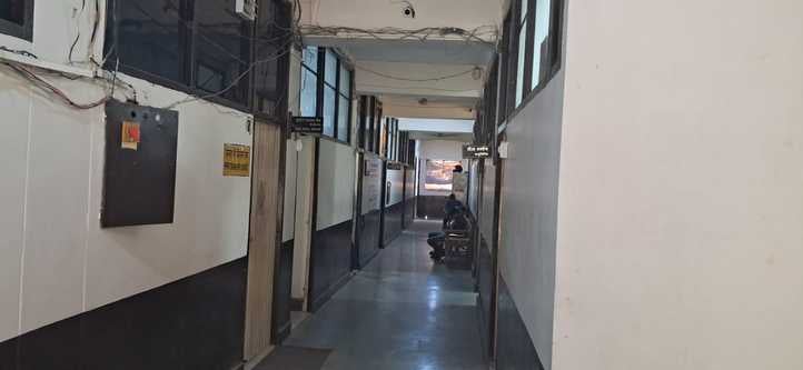 विकास भवन में स्थित बैंक के बाहर फैला तारों का मकड़जाल। संवाद