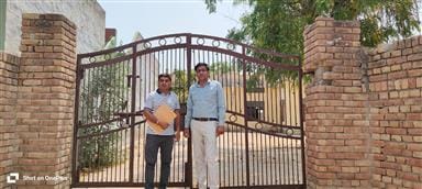 16कलानौर01-कलानौर स्थित निजी स्कूल के सूचना पट पर लगी पुस्तक विक्रेता की जानकारी। संवाद