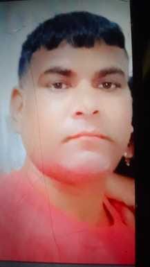 17जेएनडी17-पोस्टमार्टम के बाद शव को ले जाते हुए परिजन। संवाद 17जेएनडी17-पोस्टमार्टम के बाद शव को ले जाते हुए परिजन। संवाद