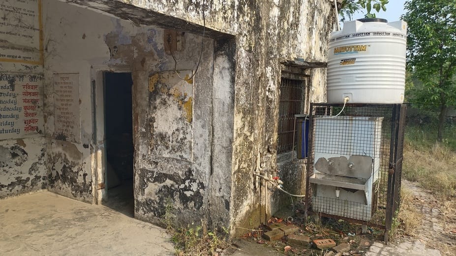 बहबलपुर गांव के राजकीय प्राथमिक स्कूल में लगाए गए आरओ से पानी पीते हुए छात्रा। संवाद