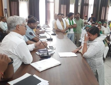 जिला पंचायत सभागार में खड़े होकर किसान दिवस में शामिल हुए किसान : ब्यूरो जिला पंचायत सभागार में खड़े होकर किसान दिवस में शामिल हुए किसान : ब्यूरो