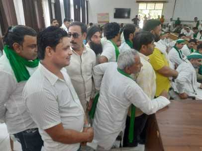 जिला पंचायत सभागार में खड़े होकर किसान दिवस में शामिल हुए किसान : ब्यूरो जिला पंचायत सभागार में खड़े होकर किसान दिवस में शामिल हुए किसान : ब्यूरो