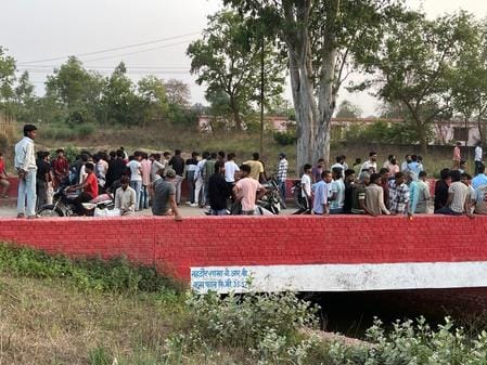 झालू में नहर में डूबे युवकों की तलाश करने को जुटी भीड़, नहर में डूबने वाले युवकों के परिजन विला झालू में नहर में डूबे युवकों की तलाश करने को जुटी भीड़, नहर में डूबने वाले युवकों के परिजन विला
