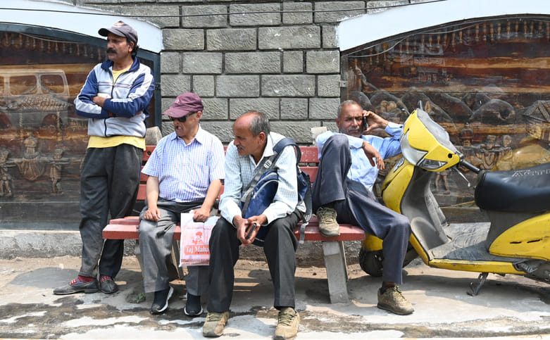 मंडी में उपायुक्त कार्यलय के बाहर खड़े परेशान लोग। संवाद