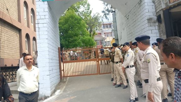 मंडी में उपायुक्त कार्यलय के बाहर खड़े परेशान लोग। संवाद