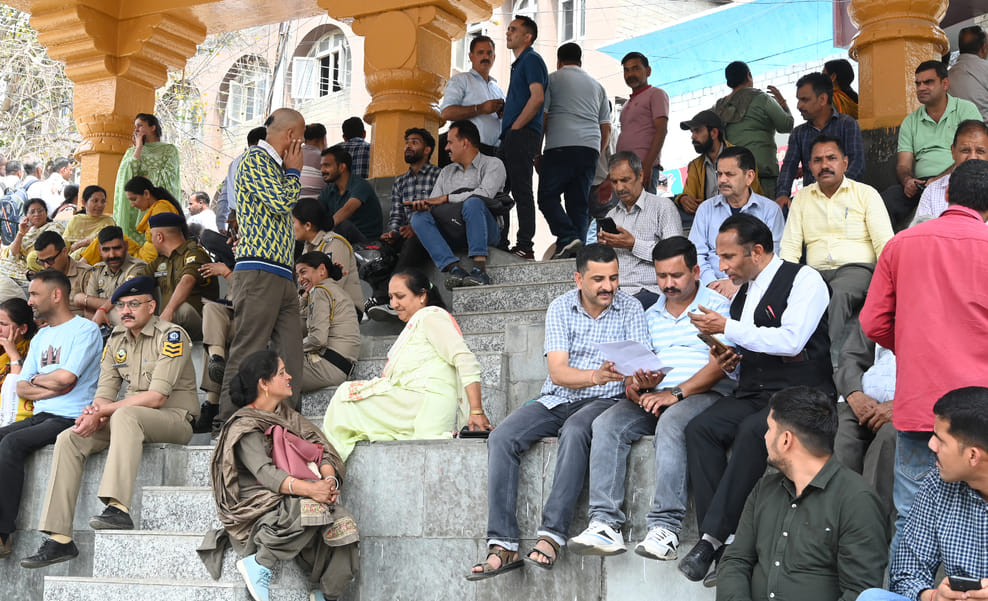 मंडी में उपायुक्त कार्यलय के बाहर खड़े परेशान लोग। संवाद