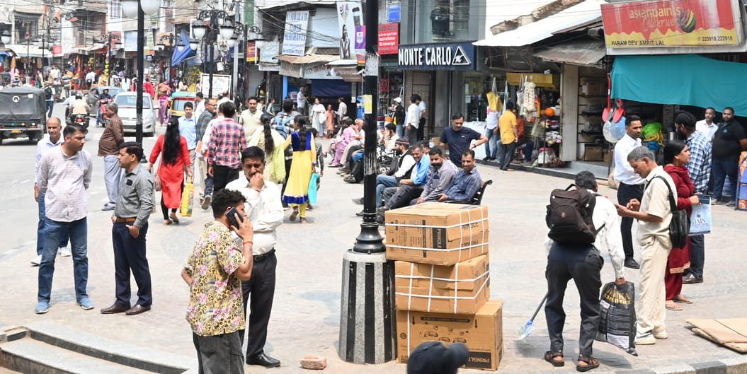 मंडी में उपायुक्त कार्यलय के बाहर खड़े परेशान लोग। संवाद