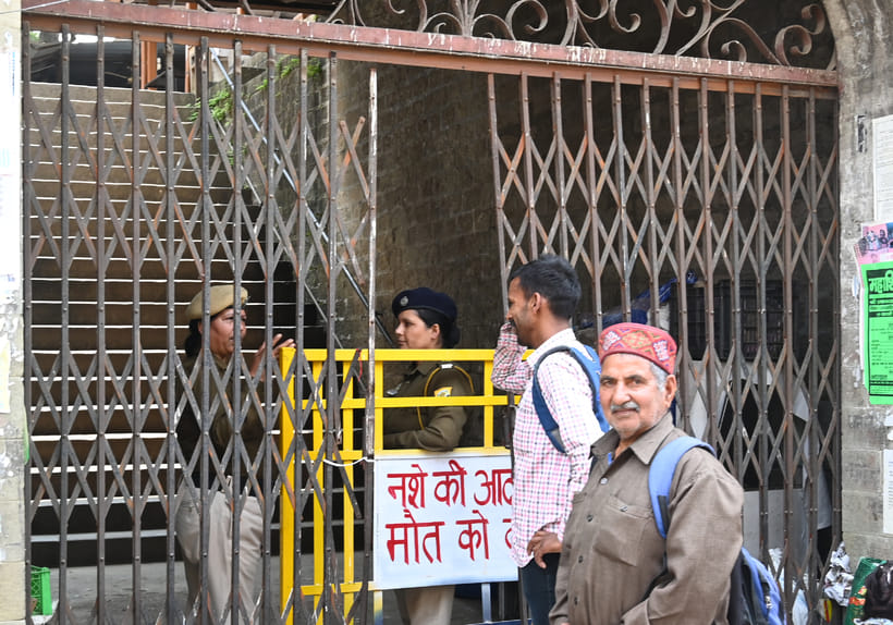 मंडी में उपायुक्त कार्यलय के बाहर खड़े परेशान लोग। संवाद