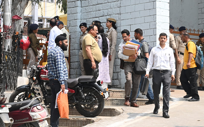 मंडी में उपायुक्त कार्यलय के बाहर खड़े परेशान लोग। संवाद