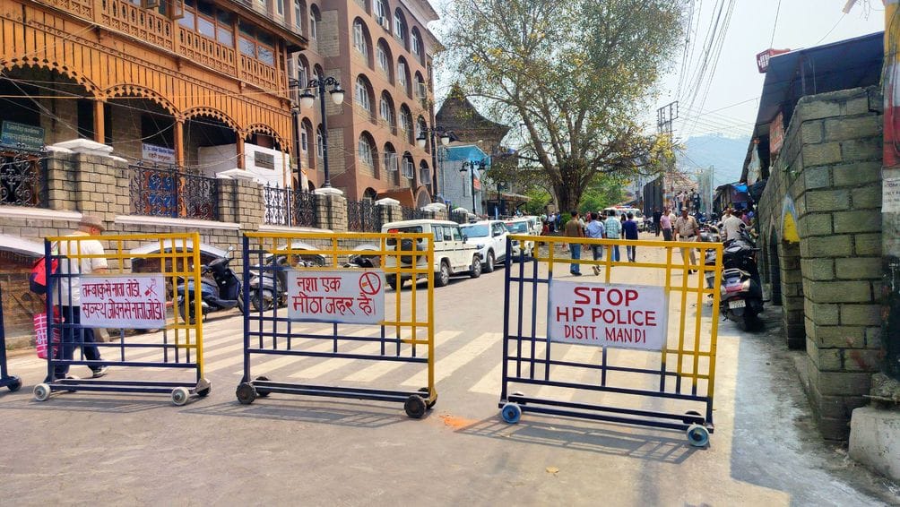 मंडी में उपायुक्त कार्यलय के बाहर खड़े परेशान लोग। संवाद