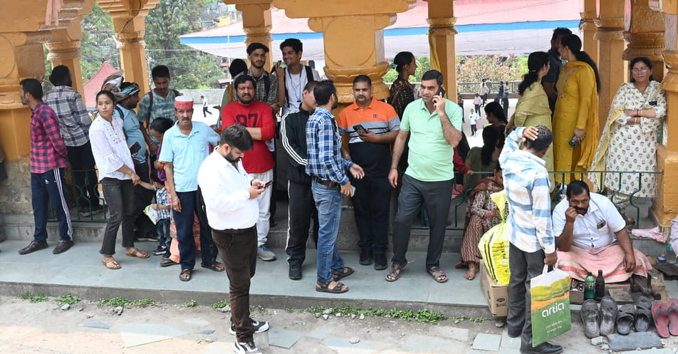 मंडी में उपायुक्त कार्यलय के बाहर खड़े परेशान लोग। संवाद